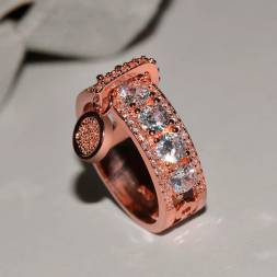 Винтажное обручальное кольцо с красным камнем